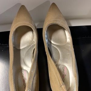 Bandolino tan kitten heel shoes size 5.5